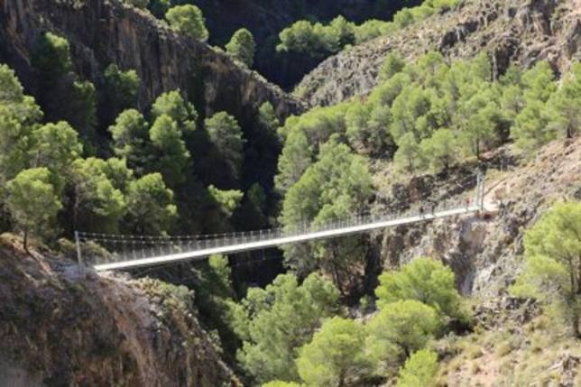 Muere una mujer al caer por un barranco el sendero que lleva al nuevo puente de la Axarquía - Málaga - COPE