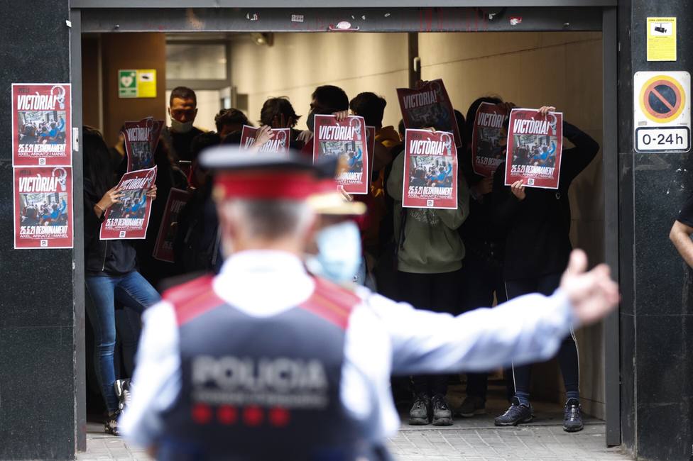 Los Mossos ante las protestas en la sede de ERC por un desahucio