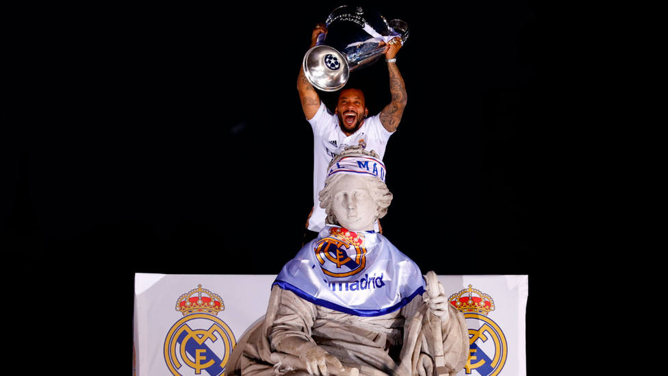 Marcelo levanta la Copa de Europa en lo más alto de la fuente de la Diosa Cibeles. EFE