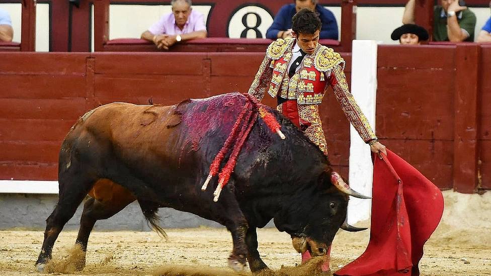 Álvaro Burdiel ante el sexto toro de Montealto, con el que dio la vuelta al ruedo tras su lidia
