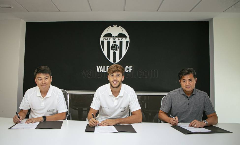 Nico firma su cesión al Valencia CF