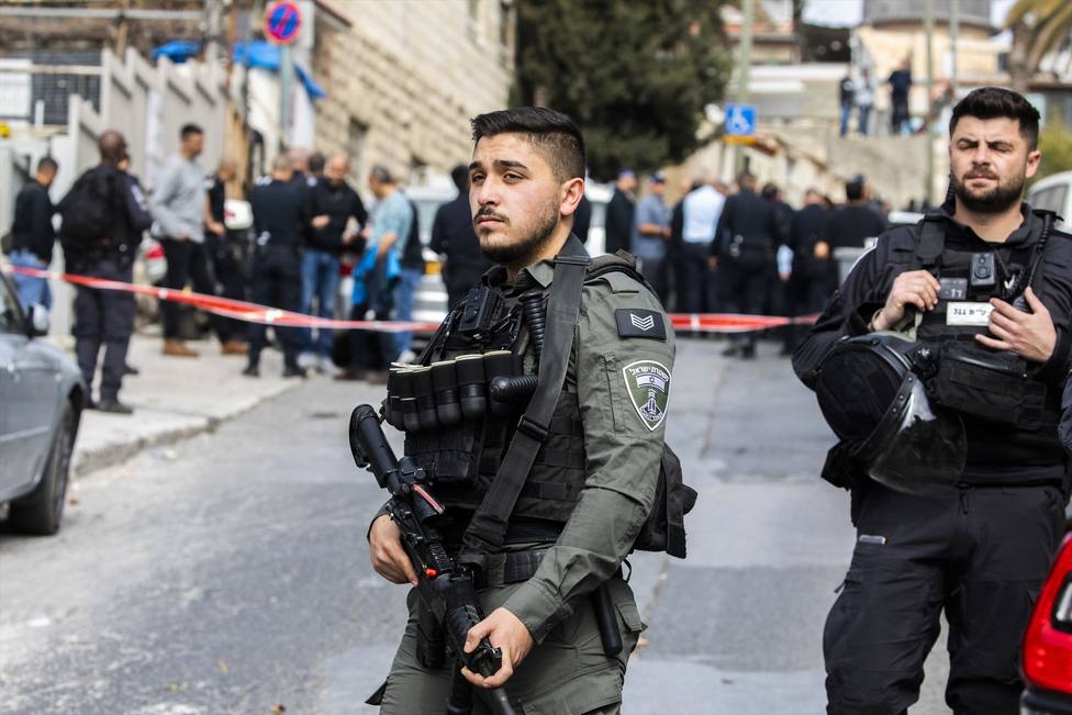 Policí­as israelí­es en el lugar del atentado de esta mañana en Jerusalén