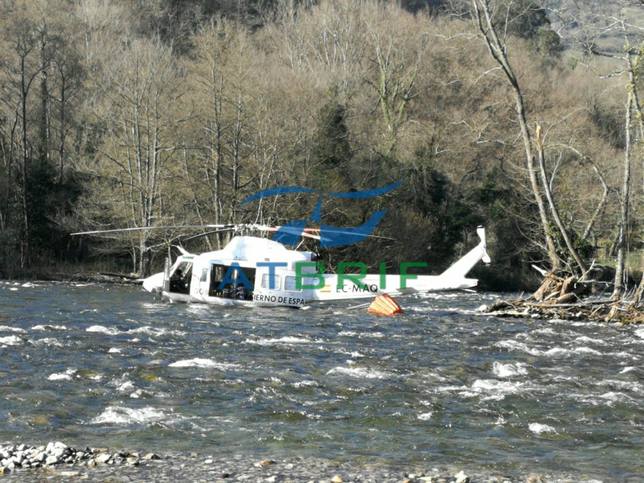 Un helicóptero acaba en el río Narcea cuando sofocaba un incendio forestal en Asturias