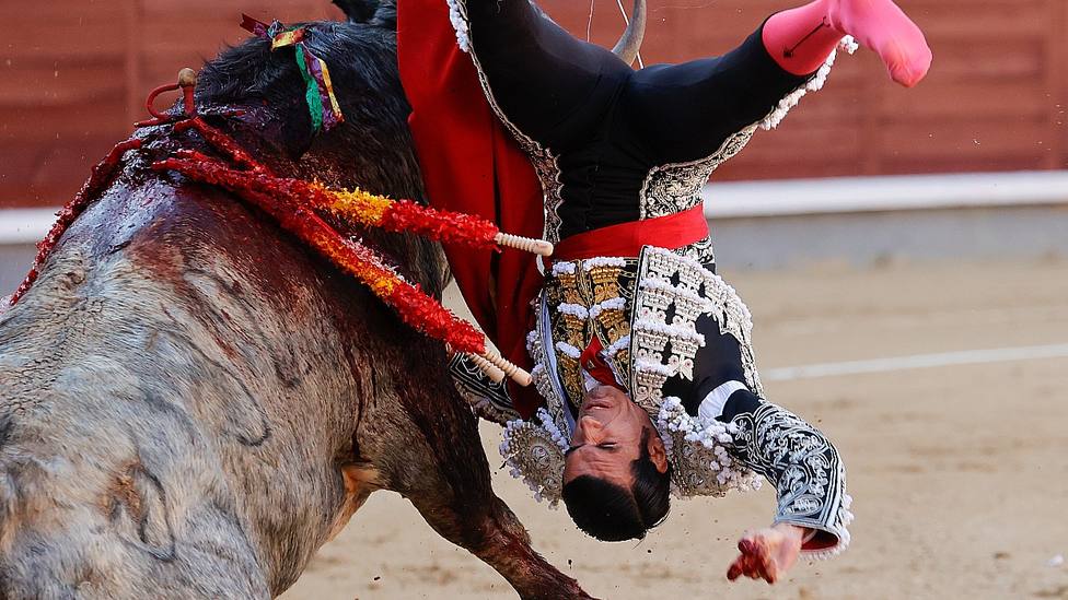 Instante de la fuerte voltereta sufrida por Emilio de Justo en Las Ventas