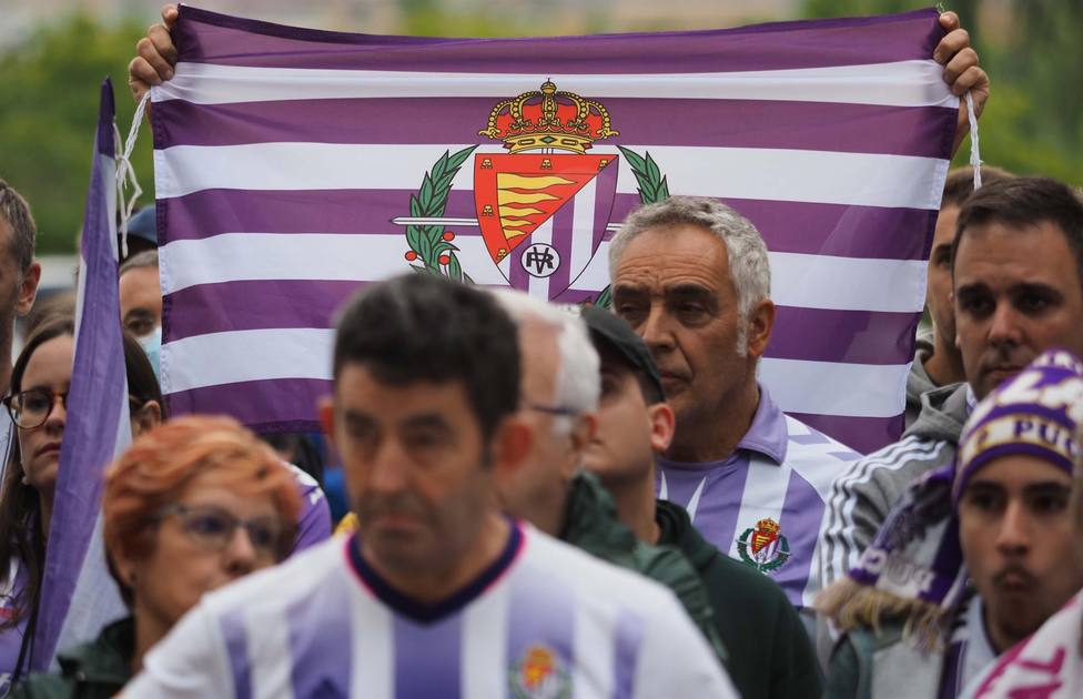 Más de un centenar de aficionados protestan en el José Zorrilla contra el nuevo escudo del Valladolid