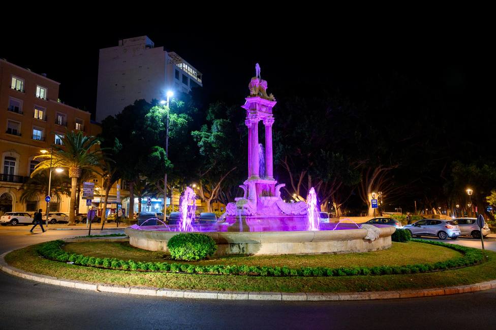 Fuentes y edificios públicos de Almería iluminados de violeta por el 25N