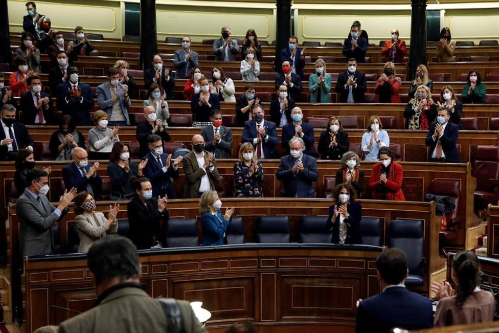 La ministra de Hacienda, María Jesús Montero, aplaudida en el Congreso al aprobarse los PGE