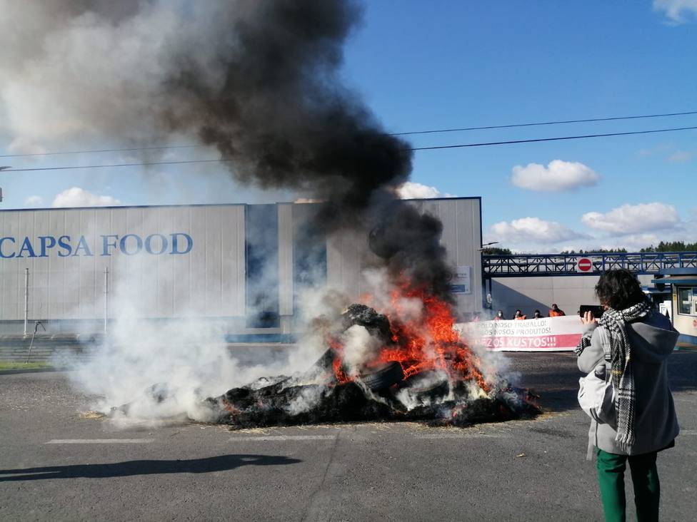 Ganaderos gallegos cortaron la N-VI ante la fábrica de C.A.P.S.A con una barricada