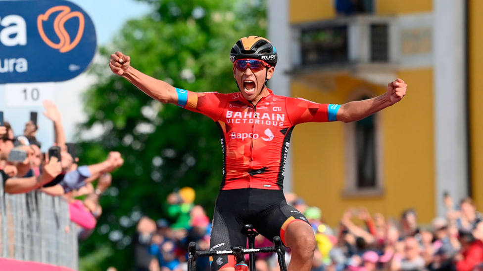 Santiago Buitrago celebra su paso por la línea de meta en Lavarone, en el Giro de Italia