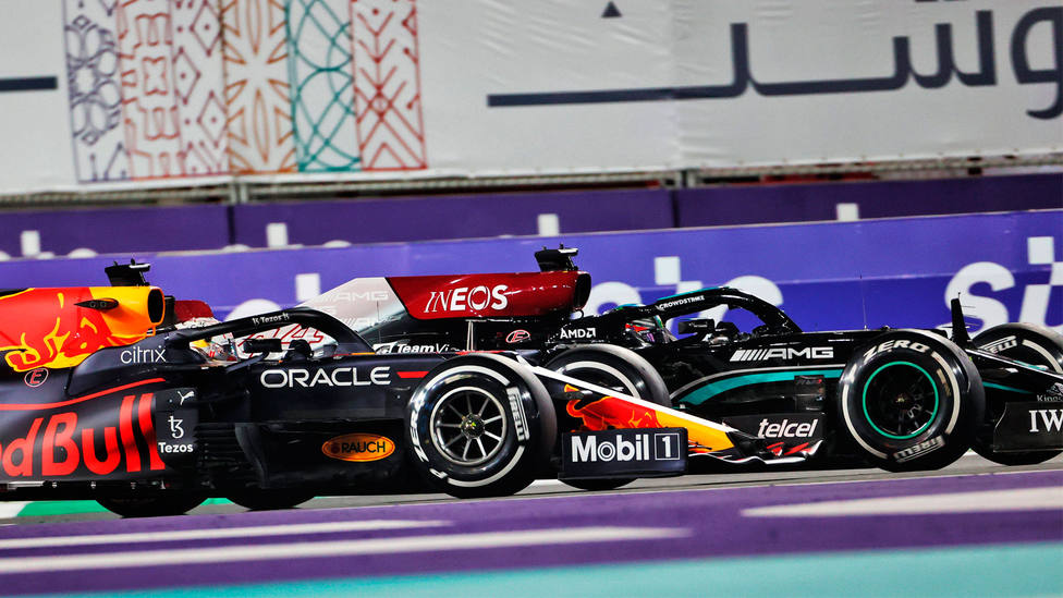 Imagen de la pelea entre Hamilton y Verstappen durante el GP de Arabia Saudí de Fórmula 1. CORDONPRESS