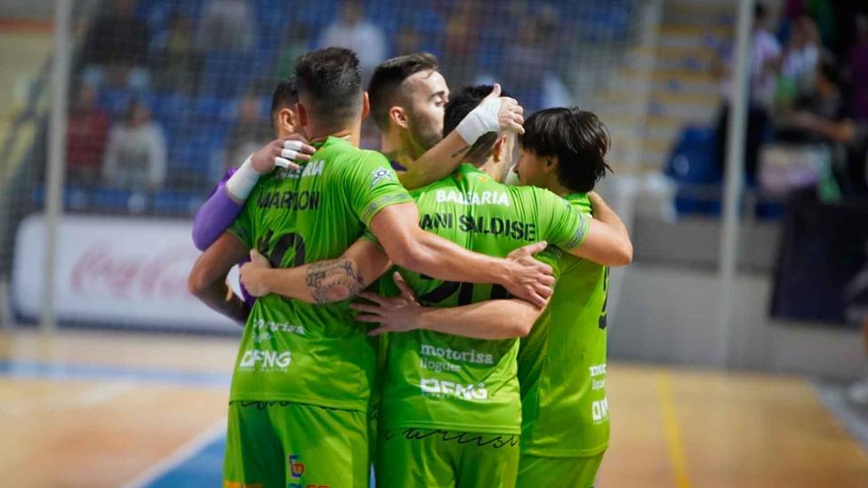 Mallorca Palma Futsal celebra uno de los ocho goles marcados al Dobovec
