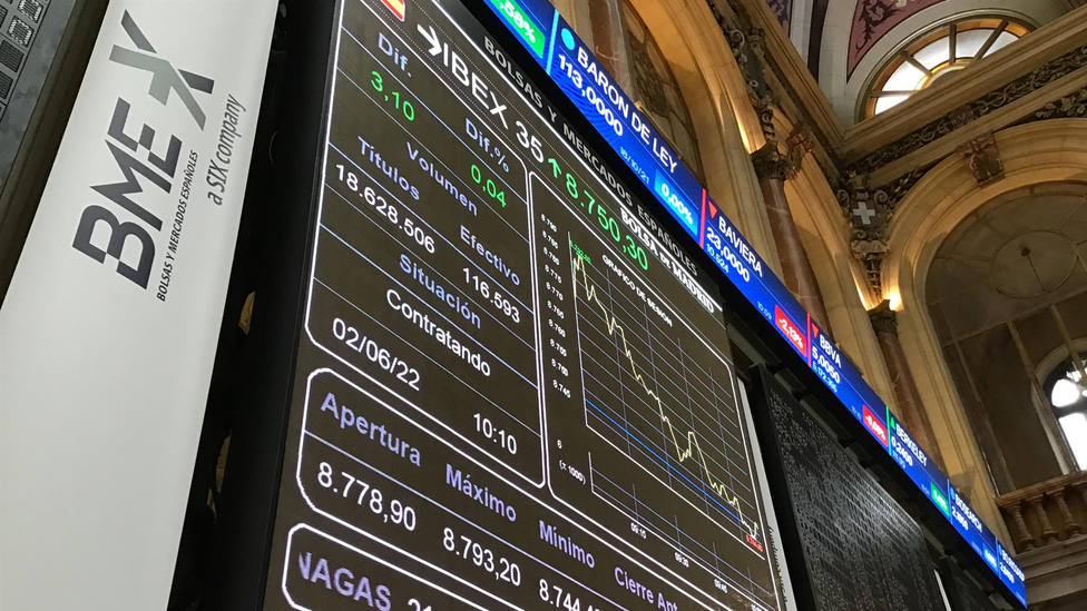 Vista de la pantalla central del parqué de la Bolsa de Madrid, este jueves