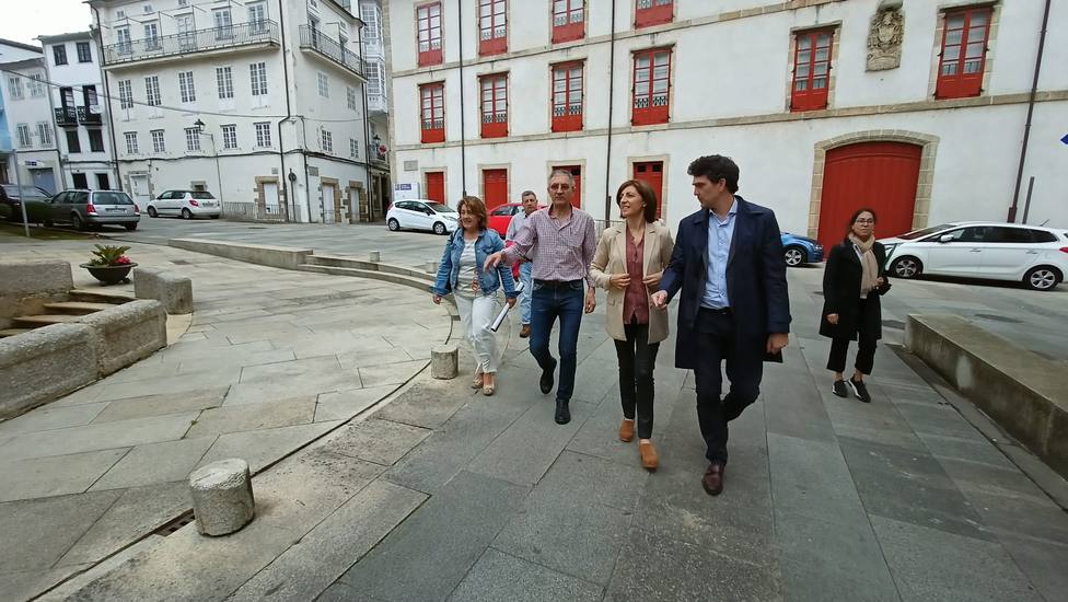 La conselleira de Medio Ambiente, Territorio e Vivenda, Ángeles Vázquez, en el casco histórico de Mondoñedo