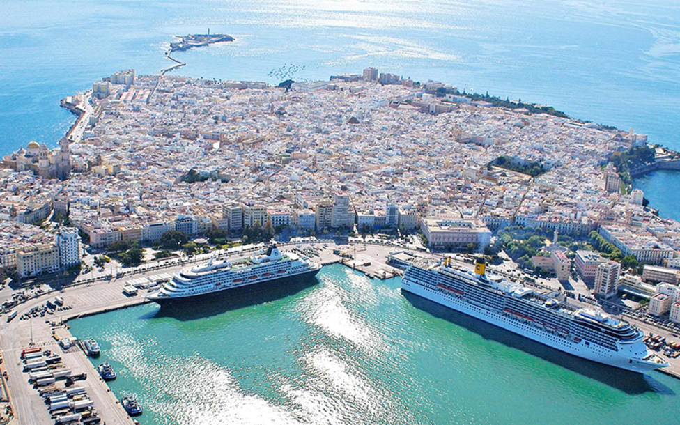Vista aérea de cruceros atracados en el puerto de Cádiz