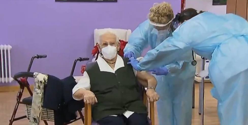 Araceli, de 96 años y oriunda de Guadix, la primera persona vacunada contra la Covid-19 en España
