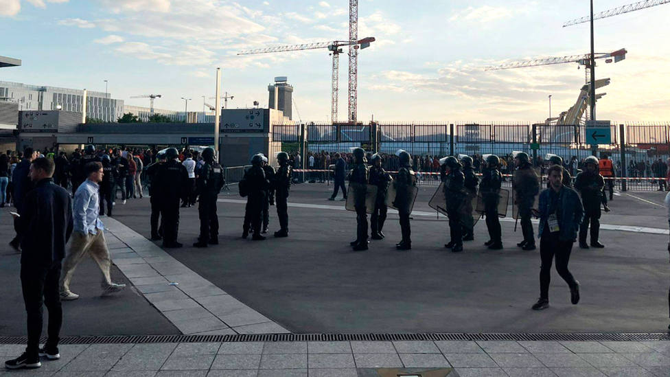 Agentes de la Policía Francesa vigilan los controles de acceso al estadio de Saint Denis. CORDONPRESS