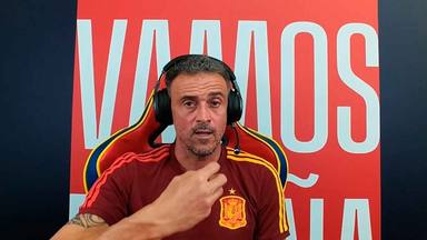 Luis Enrique, in his Twitch session with the Spanish National Team shirt