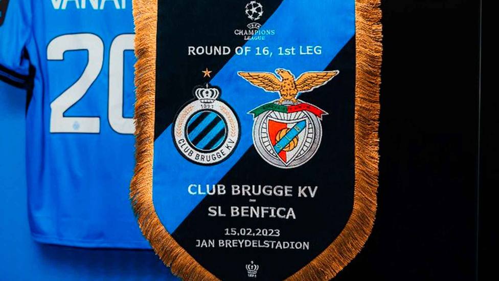 Banderín conmemorativo del Brujas - Benfica, de la ida de los octavos de final de la Liga de Campeones