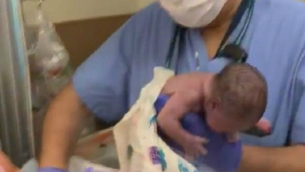 Imagen del vídeo en el que a un médico se le cae un bebé recién nacido