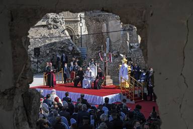 El Papa Francisco reza una oración en Mosul