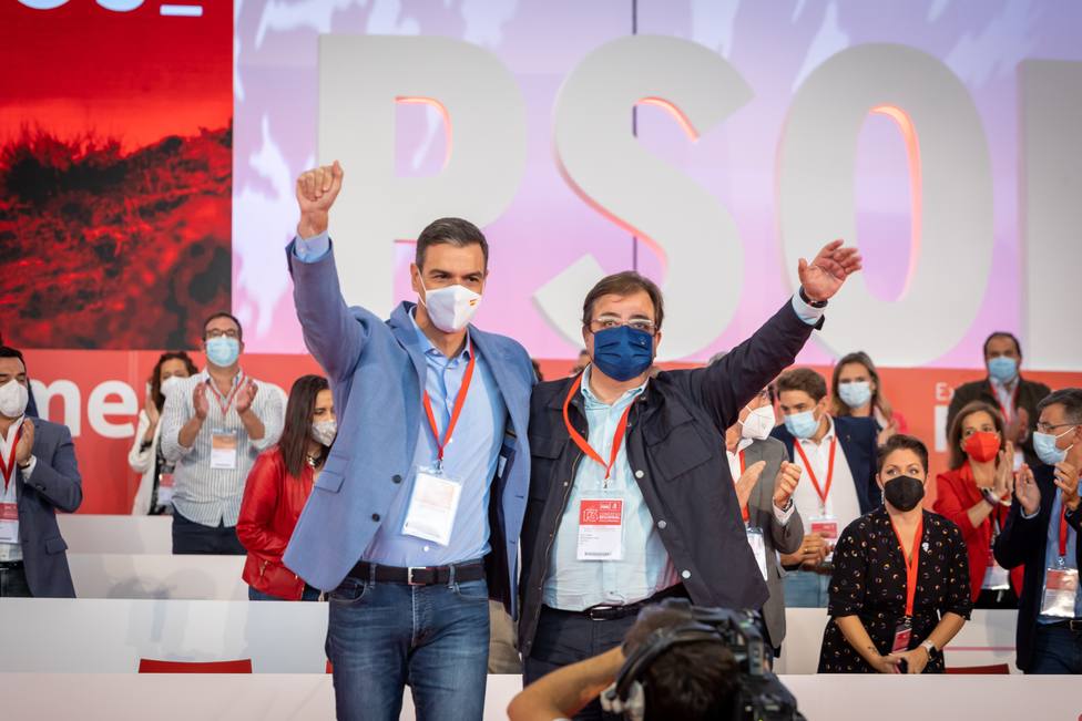 Pedro Sánchez y Fernández Vara en el 13 Congreso del PSOE de Extremadura