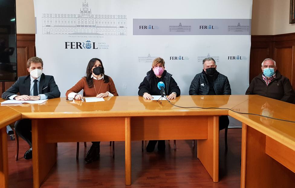 Ediles del PP con propietarios de atracciones de feria de Ferrol - FOTO: PP de Ferrol