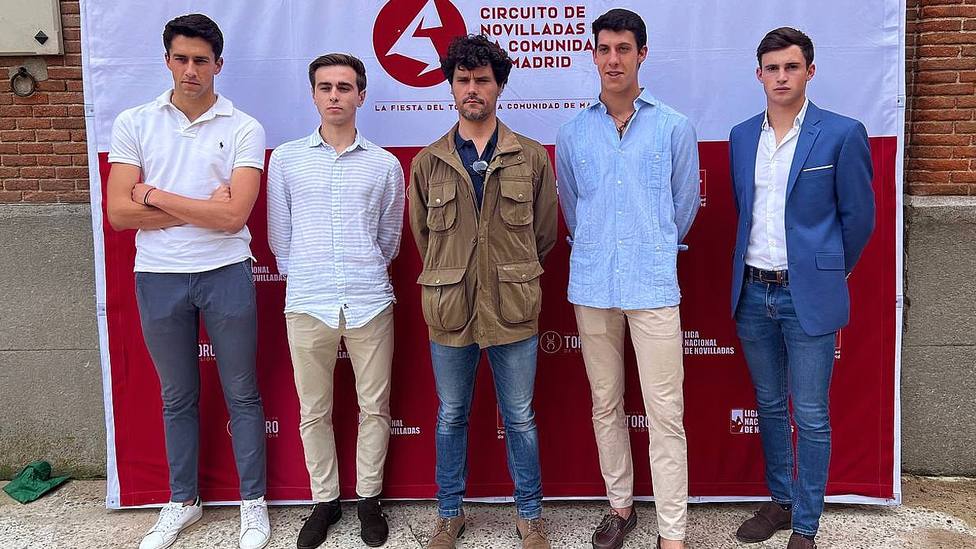 Miguel Abellán junto a varios de los novilleros protagonistas del Circuito de la Comunidad de Madrid