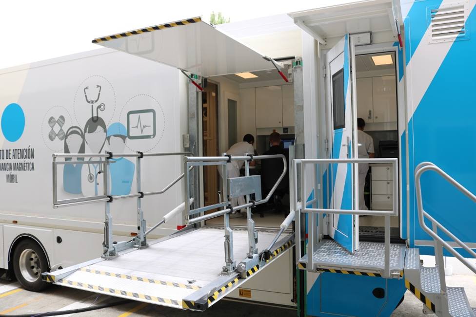 El Hospital da Mariña lleva años con una resonancia magnética móvil (foto archivo SERGAS)