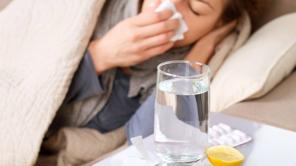 Los trucos caseros para recuperarse de un constipado y deshacerte de las flemas de la garganta