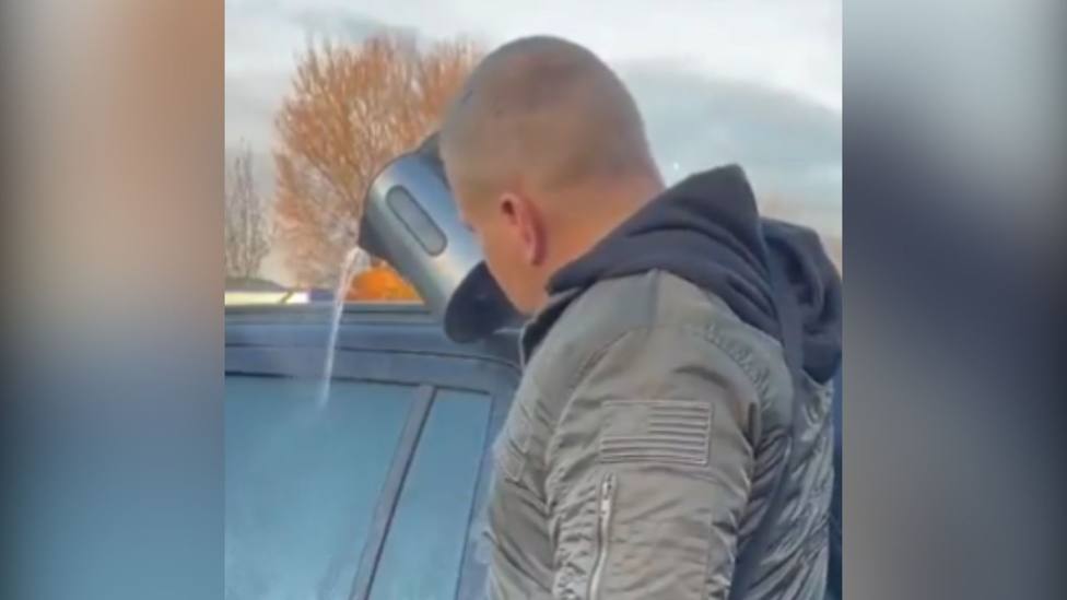 Un hombre echa agua caliente sobre su coche en pleno invierno y nunca olvidará las consecuencias