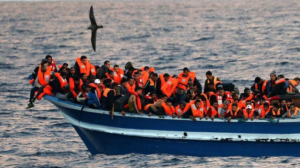 La Marina Militare Italiana soccorre tre navi con oltre mille immigrati al largo della Calabria – Internazionale