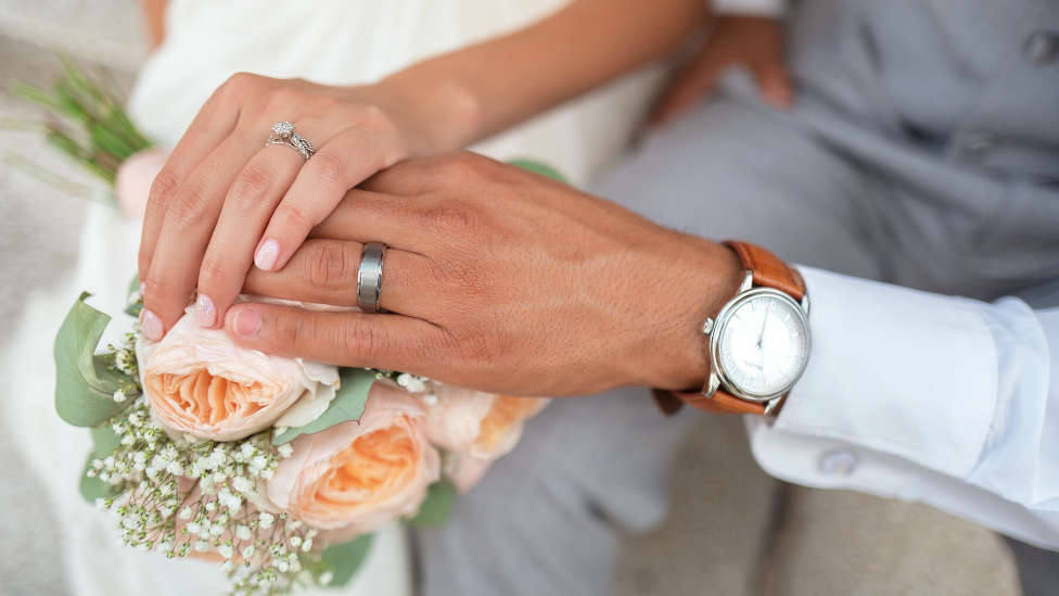 ¿Sabes por qué el anillo que se ponen en los esposos el día de la Boda se coloca en el dedo anular?