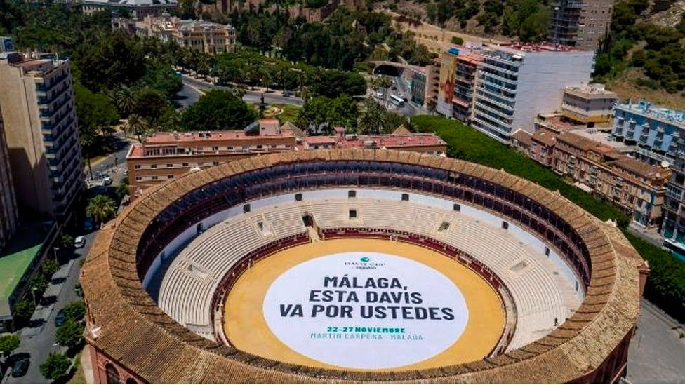 Lona de la Copa Davis sobre el albero de la Plaza de Toros de Málaga. Europa Press