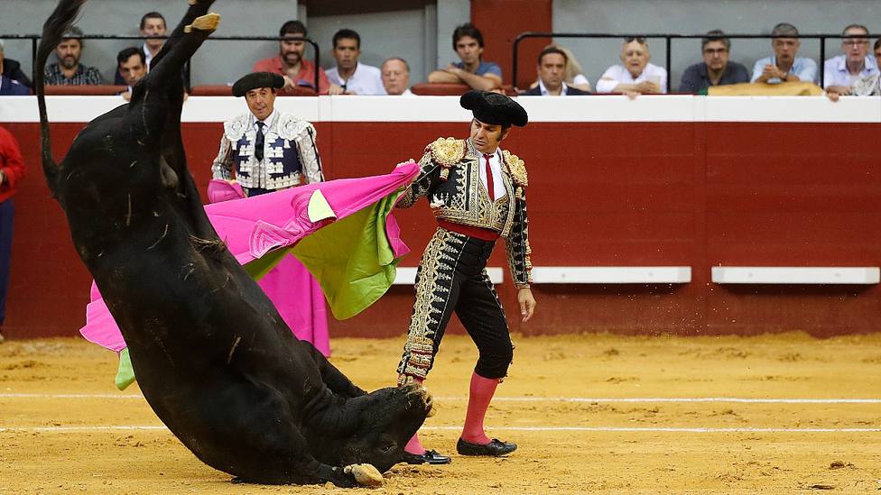 Morante de la Puebla viendo como un toro de Zalduendo da una vuelta de campana en Illumbe