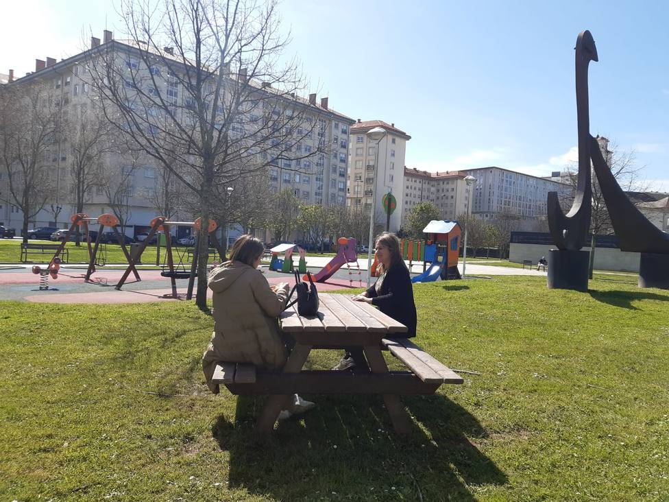Ana Lamas visitó las nuevas mesas en el parque de Pablo Iglesias, en Esteiro. FOTO: concello Ferrol