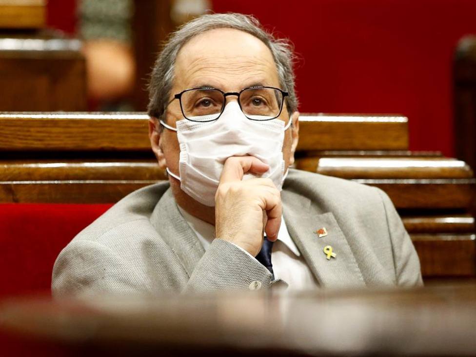 El presidente de la Generalitat Quim Torra, sentado en su escaño en el Parlament, este viernes