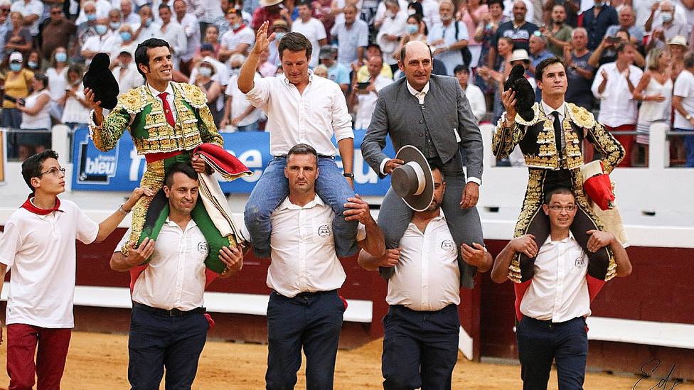 Emilio de Justo y Daniel Luque saliendo a hombros junto al ganadero y mayoral de La Quinta en Dax