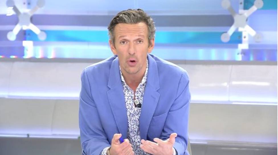 Joaquín Prat, obligado a rectificar por lo que pasa en directo en Telecinco: Tengo una pedrada....