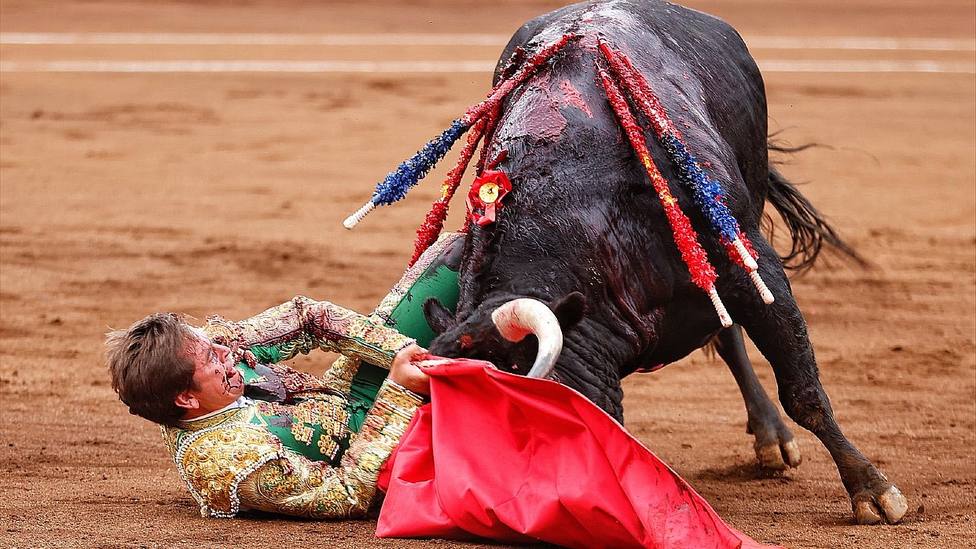 Instante del percance sufrido por Eduardo Dávila Miura en Santander en su primer toro