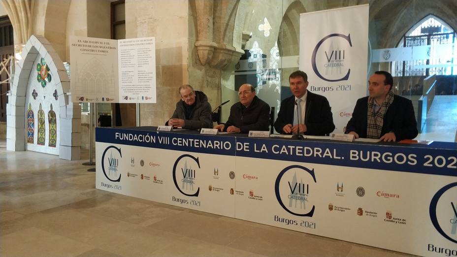 El arzobispo, Fidel Herráez, y el alcalde de Burgos, Javier Lacalle, presentan la exposición de arcos ojivales