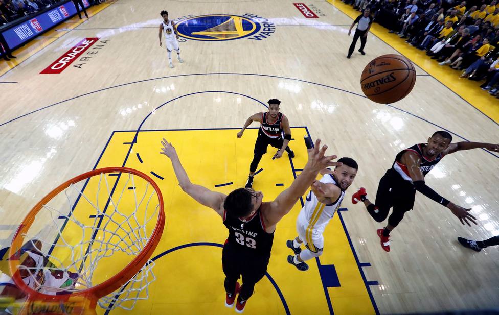 Curry da la victoria a los Warriors en el primer partido de la Final del  Oeste - NBA - COPE