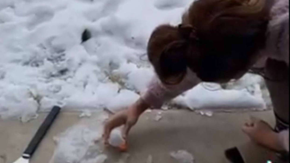 Tiktokers queman bolas de nieve para demostrar que la nevada de Texas es falsa