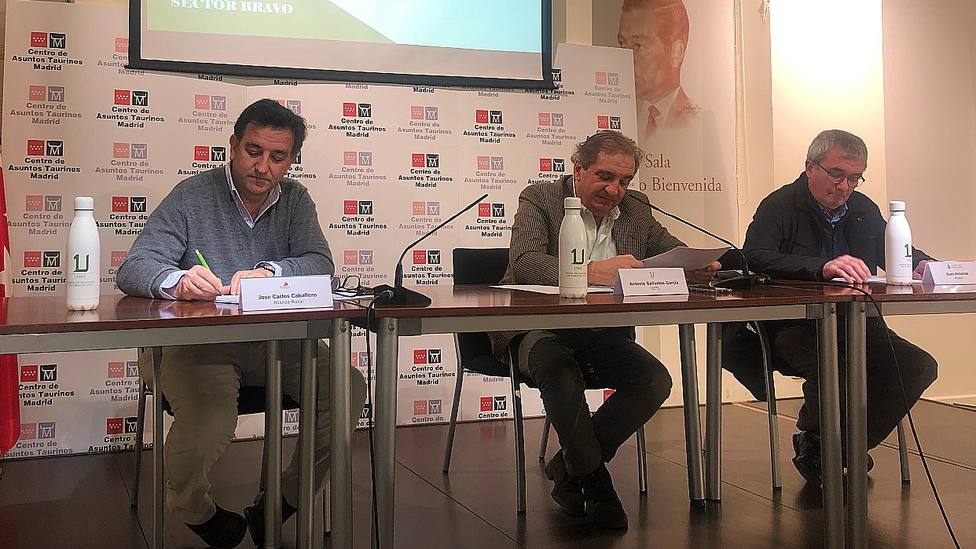 José Carlos Caballero, Antonio Bañuelos y Juan Almansa, durante la reunión en Las Ventas