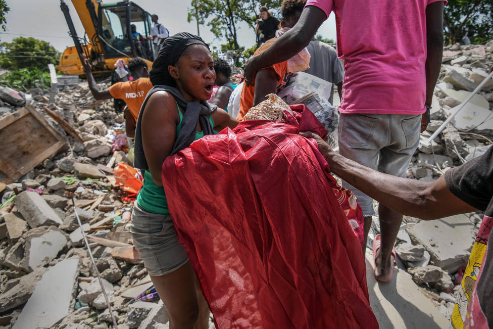 El hambre y la violencia paralizan la recuperación de Haití un año después de su último gran terremoto