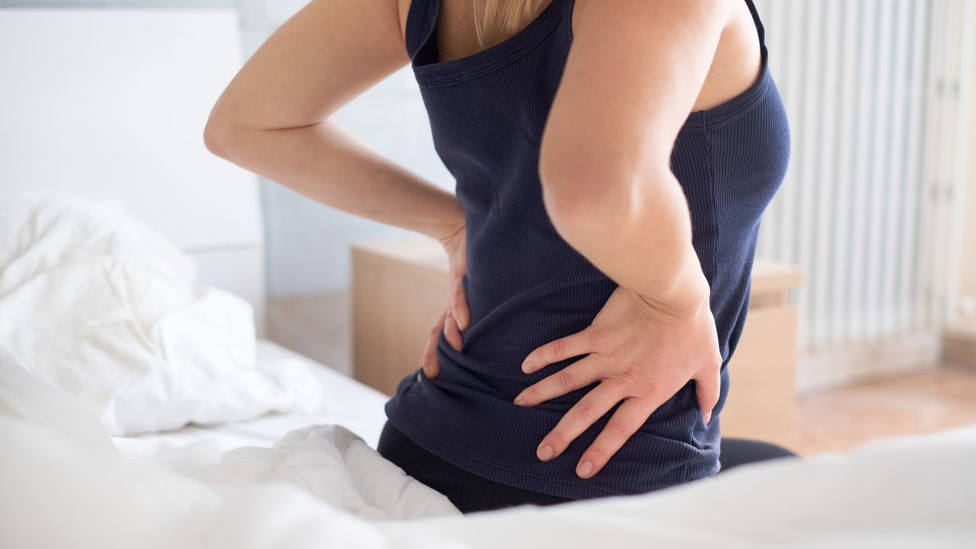 Cómo corregir la espalda encorvada y aliviar su dolor