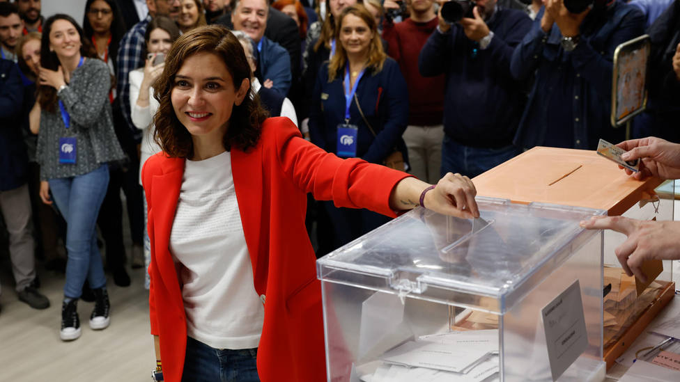 Isabel Díaz Ayuso, presidenta de la Comunidad de Madrid y candidata a la reelección, emite su voto este 28M