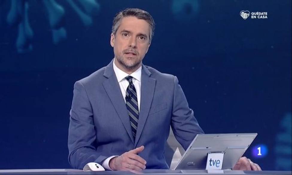 El aplaudido gesto de Carlos Franganillo en pleno directo del Telediario de TVE: Gran lección