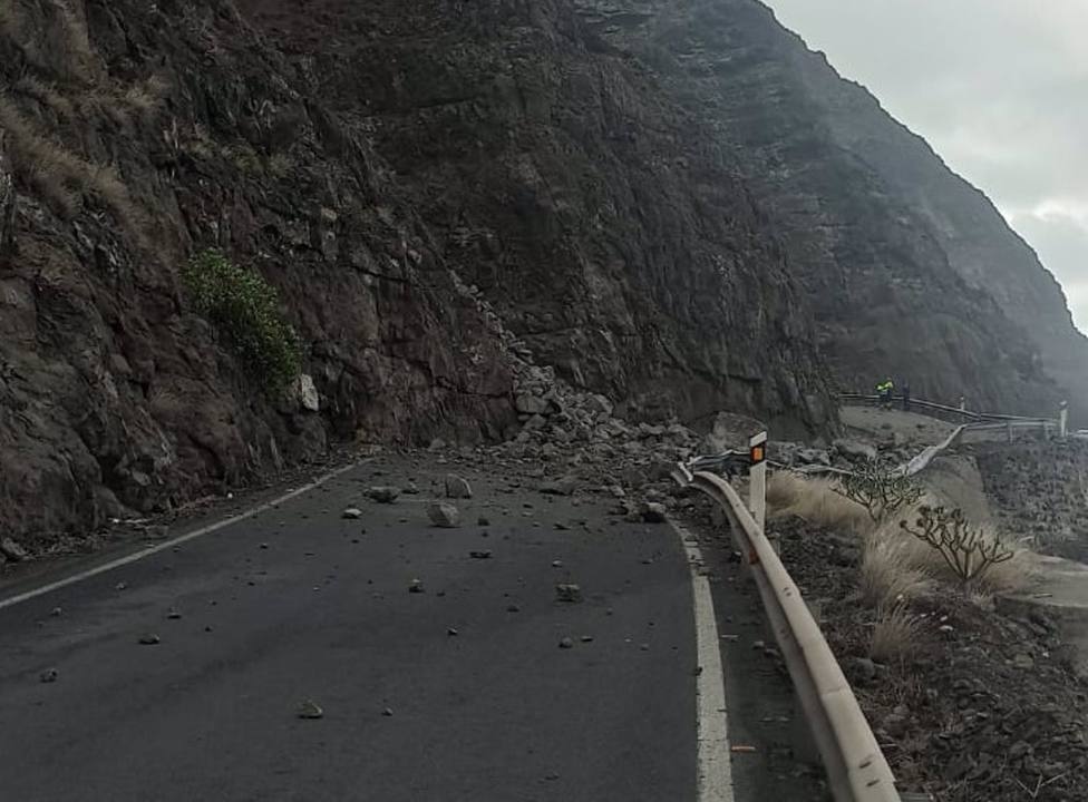 AMPL.- Sucesos.- Un desprendimiento provoca el cierre de la carretera GC-200 entre Agaete y El Risco (Gran Canaria)