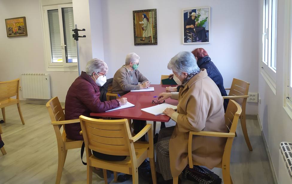 Participantes en las primeras sesiones de lectoescritura en Ares - FOTO: Concello de Ares
