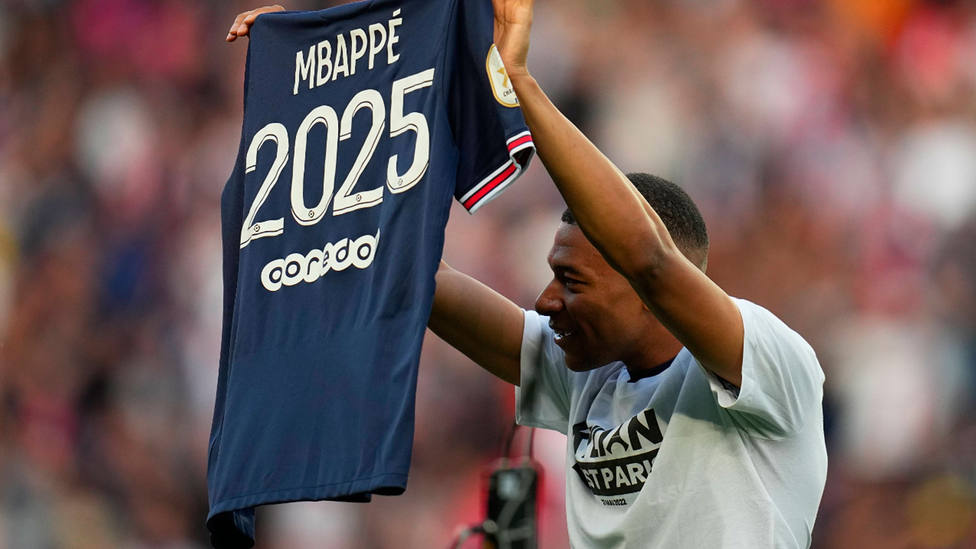 Kylian Mbappé, con la camiseta con la que celebra su renovación con el PSG hasta 2025. CORDONPRESS